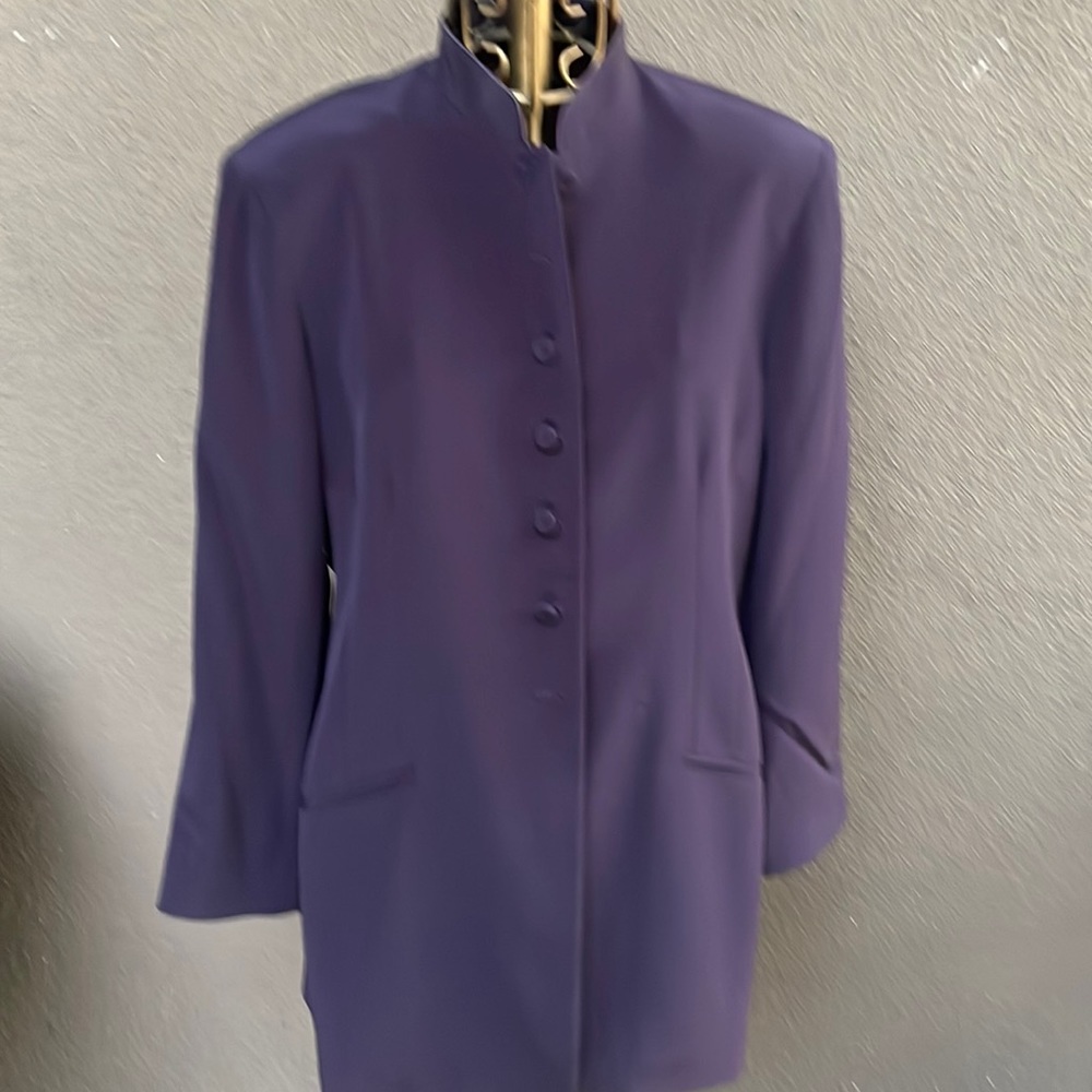 TAHARI Vintage silk-like blazer in eggplant. Synthetic fabric,lined in merlot.